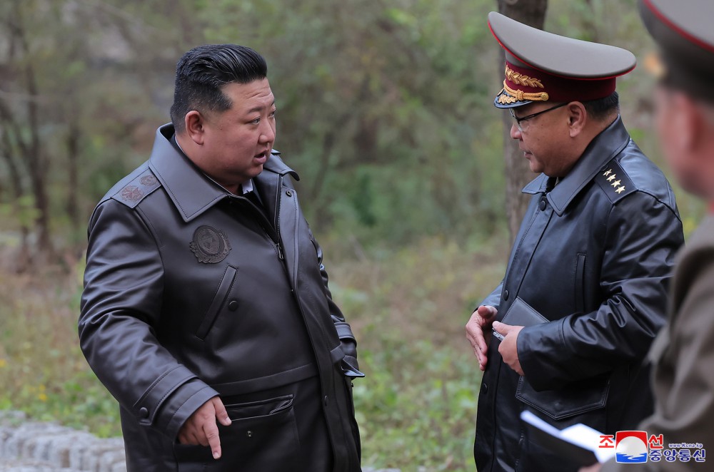 北韓官媒釋出領導人金正恩視察戰略導彈基地，軍需工業部第一副部長金正植陪同。 圖：翻攝朝中社