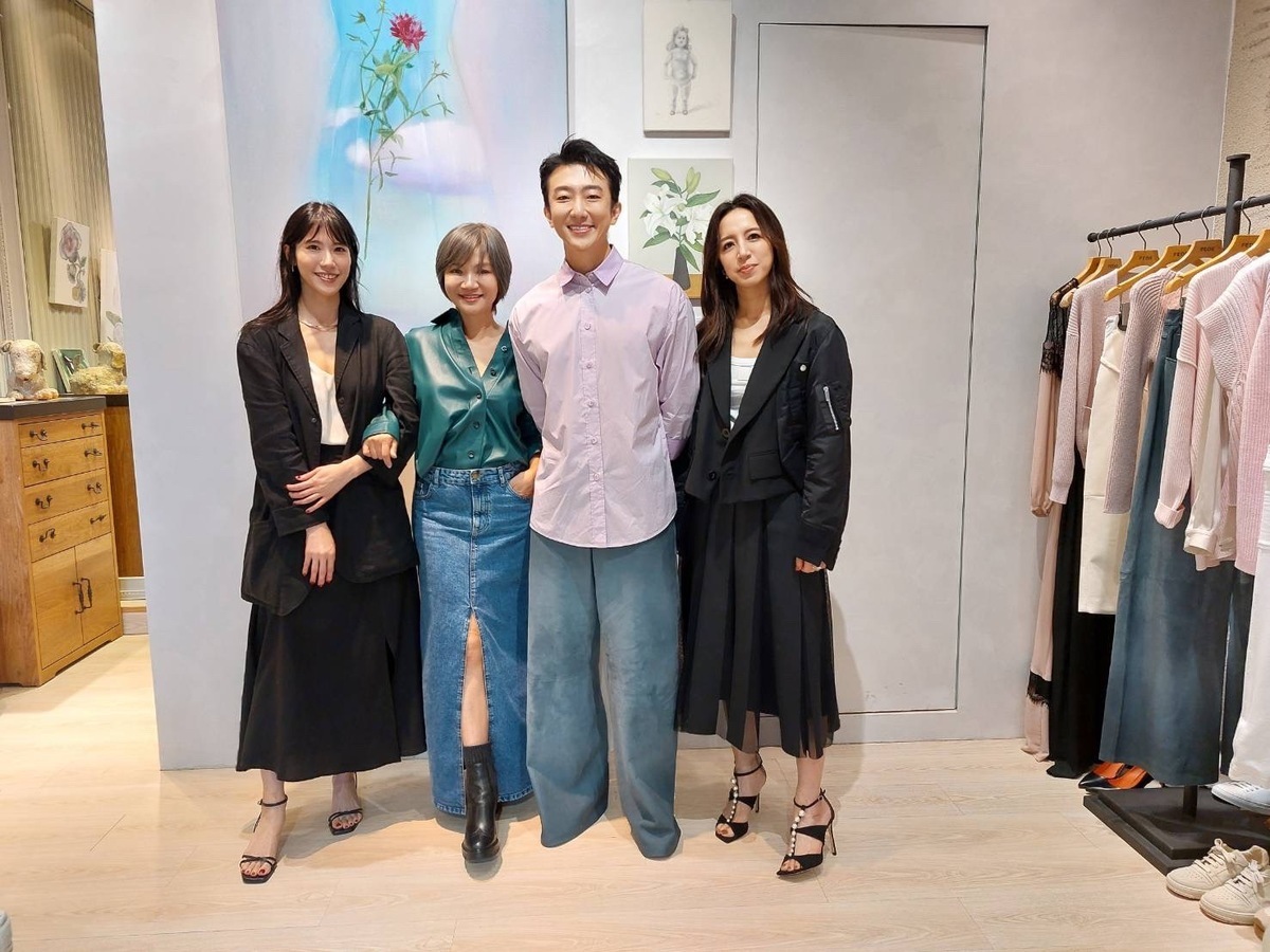 藝人張懷秋也親臨「穿越。藝念Art Beyond Borders」觀展，分享他從藝術中獲得的靈感與創作經驗。 圖：藝念FEDE ART／提供