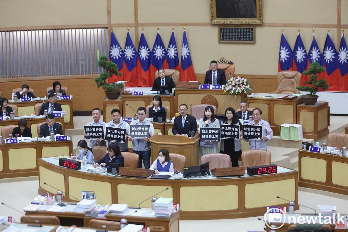民進黨團喊話要侯友宜做到「加倍奉還」的承諾，不要讓新北市民找不到光榮感。 圖：林昀真／攝