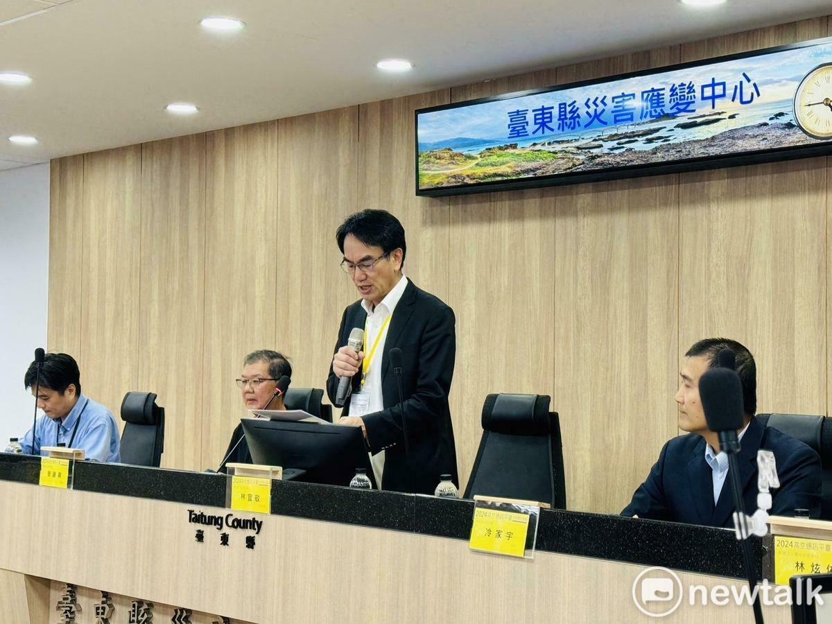 數發部次長林宜敬（站立者）今（23）日率媒體團隊實地視察台東縣災害應變中心衛星通訊的應用情況，並與台東縣消防局就災防應變的多元通訊應用進行交流，中央和地方攜手共同強化我國的通訊韌性。 圖：謝莉慧/攝