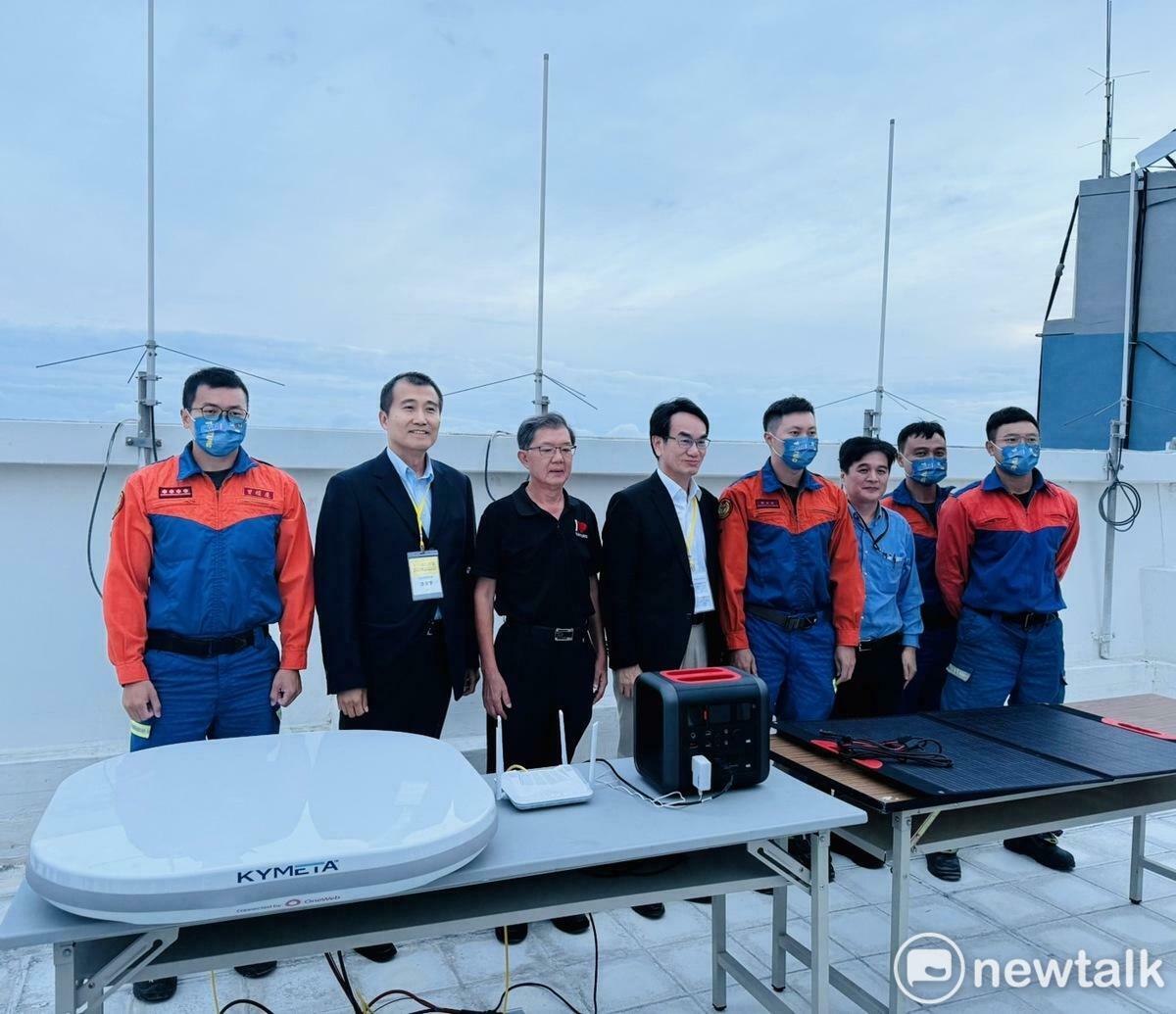 數發部次長林宜敬（左4）今（23）日率媒體團隊實地視察台東縣災害應變中心衛星通訊的應用情況，並與台東縣消防局就災防應變的多元通訊應用進行交流。 圖：謝莉慧/攝