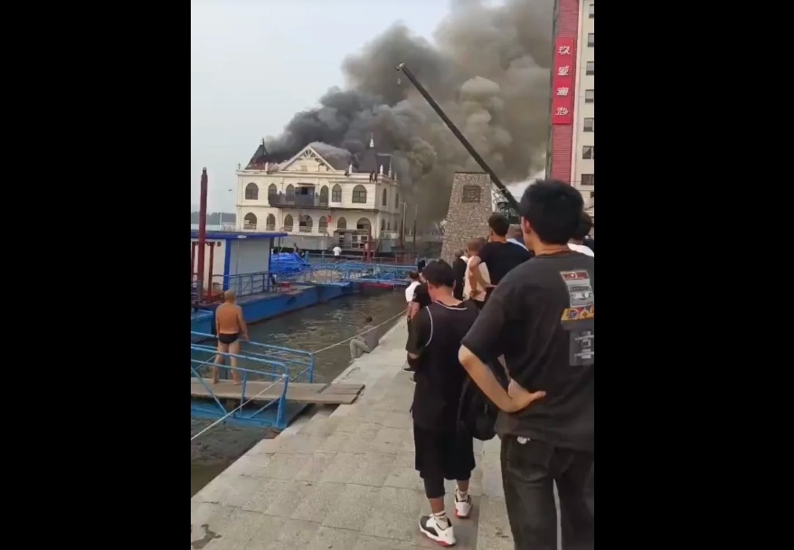 前哈爾濱市公安局副局長于濤在遭到相關單位調查後，妻子張緒霞在松花江邊經營的飯店就突然失火，引發大量民眾圍觀。 圖：翻攝自 上游新聞