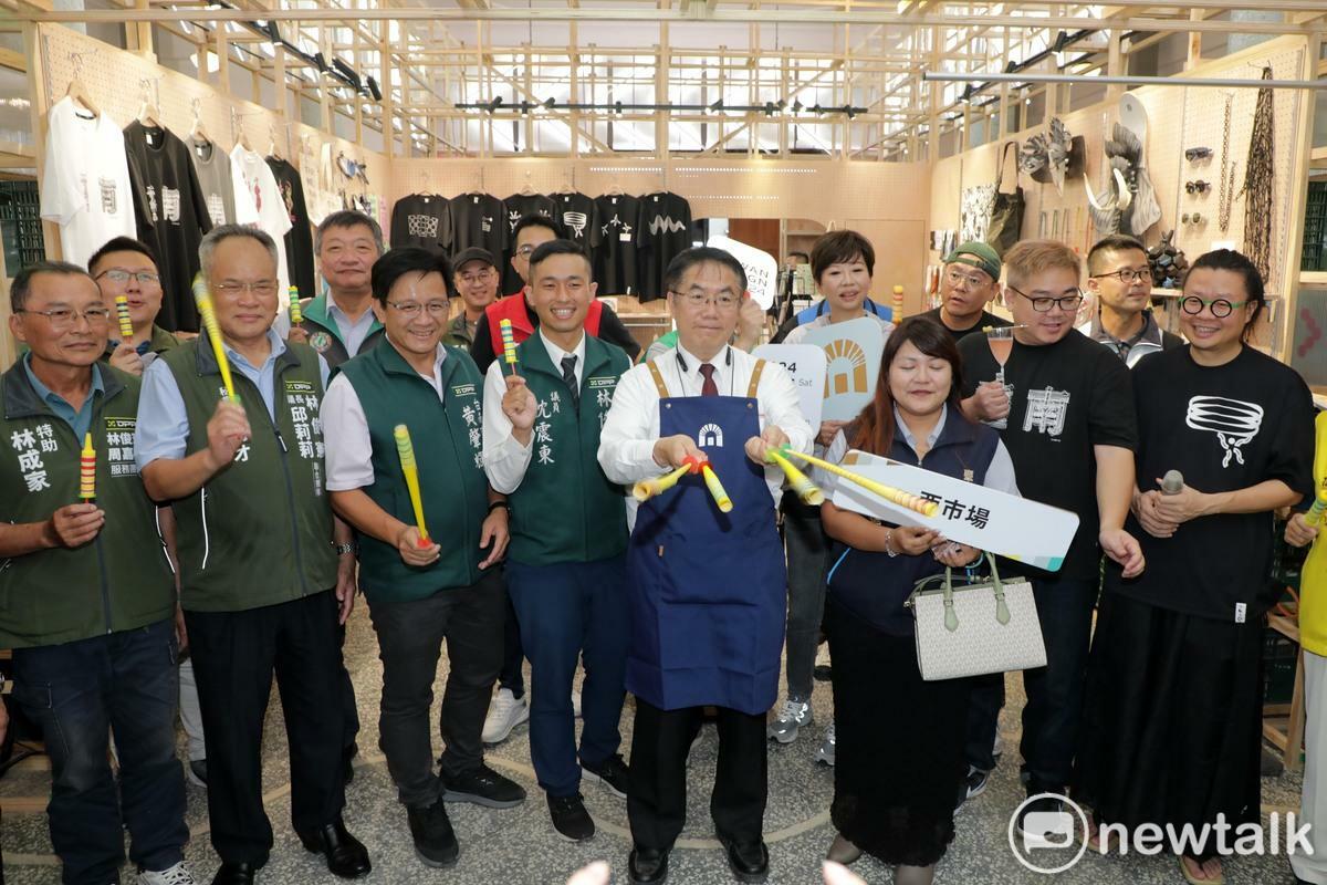 2024台灣設計展10/26─11/10連續16天在台南熱鬧舉辦，俗稱「大菜市」、陪伴台南居民超過百年的市定古蹟「西市場」及「原台南州青果同業組合香蕉倉庫」，今日邀請台南市長黃偉哲擔任「南食計畫—SFP品牌概念店」一日店長，在2024台灣設計展起跑前，為市民朋友首度完整開箱「大菜市」。 圖：台南市政府提供