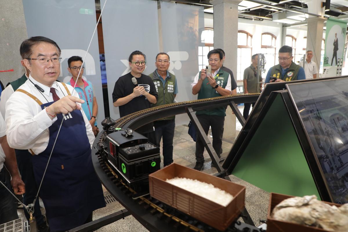 2024台灣設計展10/26─11/10連續16天在台南熱鬧舉辦，俗稱「大菜市」、陪伴台南居民超過百年的市定古蹟「西市場」及「原台南州青果同業組合香蕉倉庫」，今日邀請台南市長黃偉哲擔任「南食計畫—SFP品牌概念店」一日店長，在2024台灣設計展起跑前，為市民朋友首度完整開箱「大菜市」。 圖：台南市政府提供