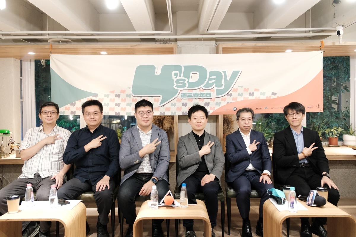 Y’s Day「週三青年日」23日晚上舉辦第76場活動「台灣有事還是日本有事嗎？——日本新政局的變與不變」。舞臺上由左至右依序為鄭力軒、周德望、王文岳、李世暉、謝文生、董思齊。 圖：Y’s Day「週三青年日」提供