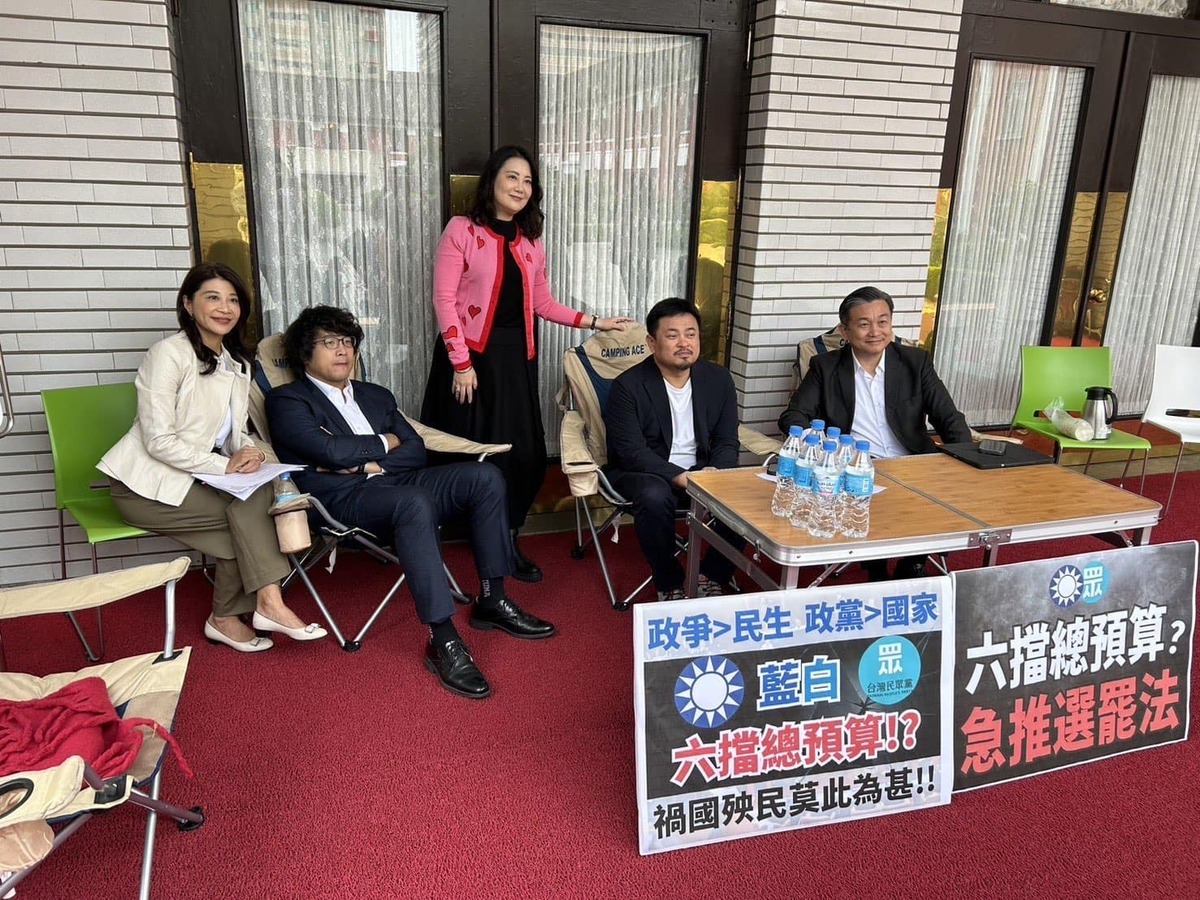民進黨團為確保總預算付委審查，以及擋下藍白硬幹選罷法修正，目前已在議場輪班排隊。 圖：翻攝自洪申翰臉書