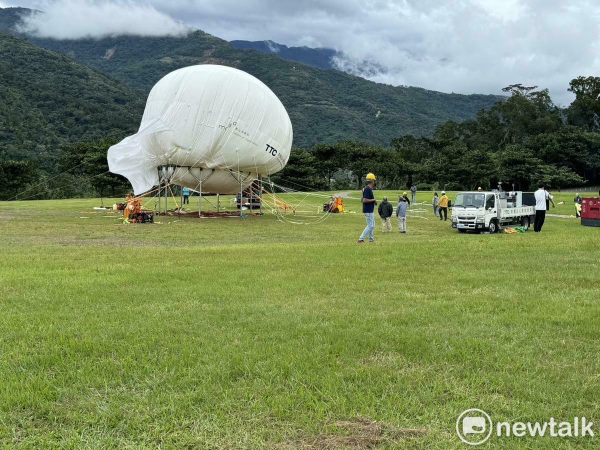 數位發展部今（24）日在台東縣鹿野高台舉辦「高空通訊平台升空測試與展示」，不過，因為風太大，汽球無法升空。 圖：謝莉慧/攝