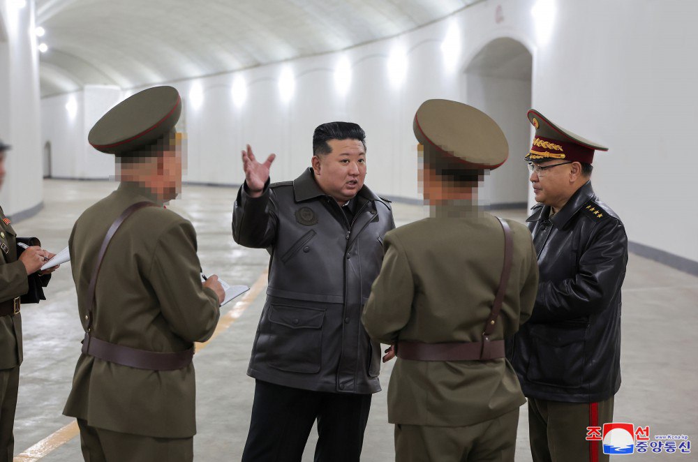 北韓領導人金正恩還親自視察了該國的戰略飛彈基地及發射設施，表示「核武勢力必須做好反制準備」，以應對他認為來自美國的安全威脅。 圖:翻攝自X帳號@nexta_tv