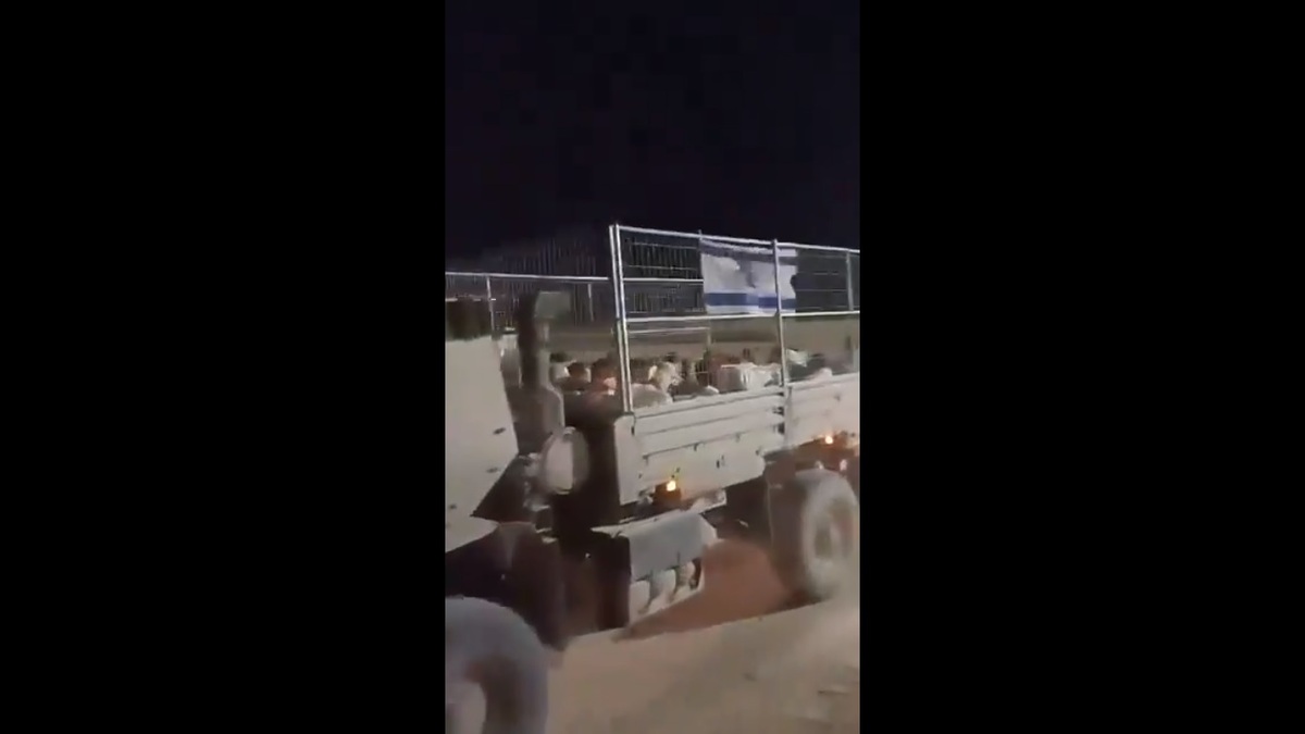 大量投降的哈瑪斯士兵被運回以色列國內，準備接受以色列情報機構的審問。 圖：翻攝自 @Lawrenc09874431 X 帳號