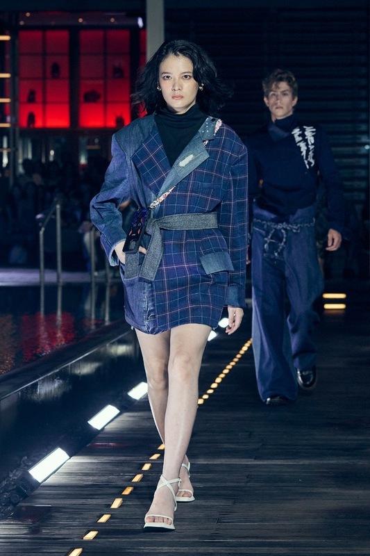 遠傳攜手「Story Wear」連續兩年在臺北時裝週亮相，將門市回收廢布條重新打造為手機掛繩時尚配件。 圖: 遠傳/提供