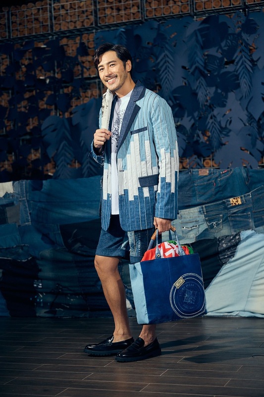 遠傳攜手「Story Wear」連續兩年在臺北時裝週亮相，將門市回收廢布條重新打造為手提包時尚配件。 圖: 遠傳/提供