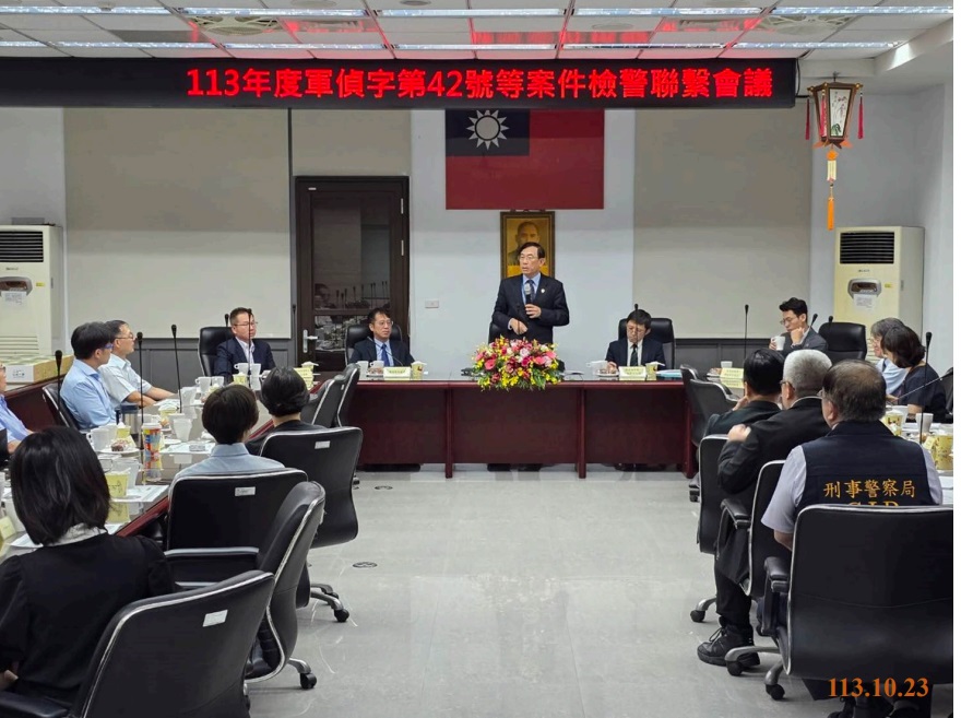 檢察總長邢泰釗親赴宜蘭地檢署嘉勉宜檢警國安團隊，破獲黑幫以宮廟掩護吸收現退役軍人發展共諜組織案。  圖：最高檢察署提供