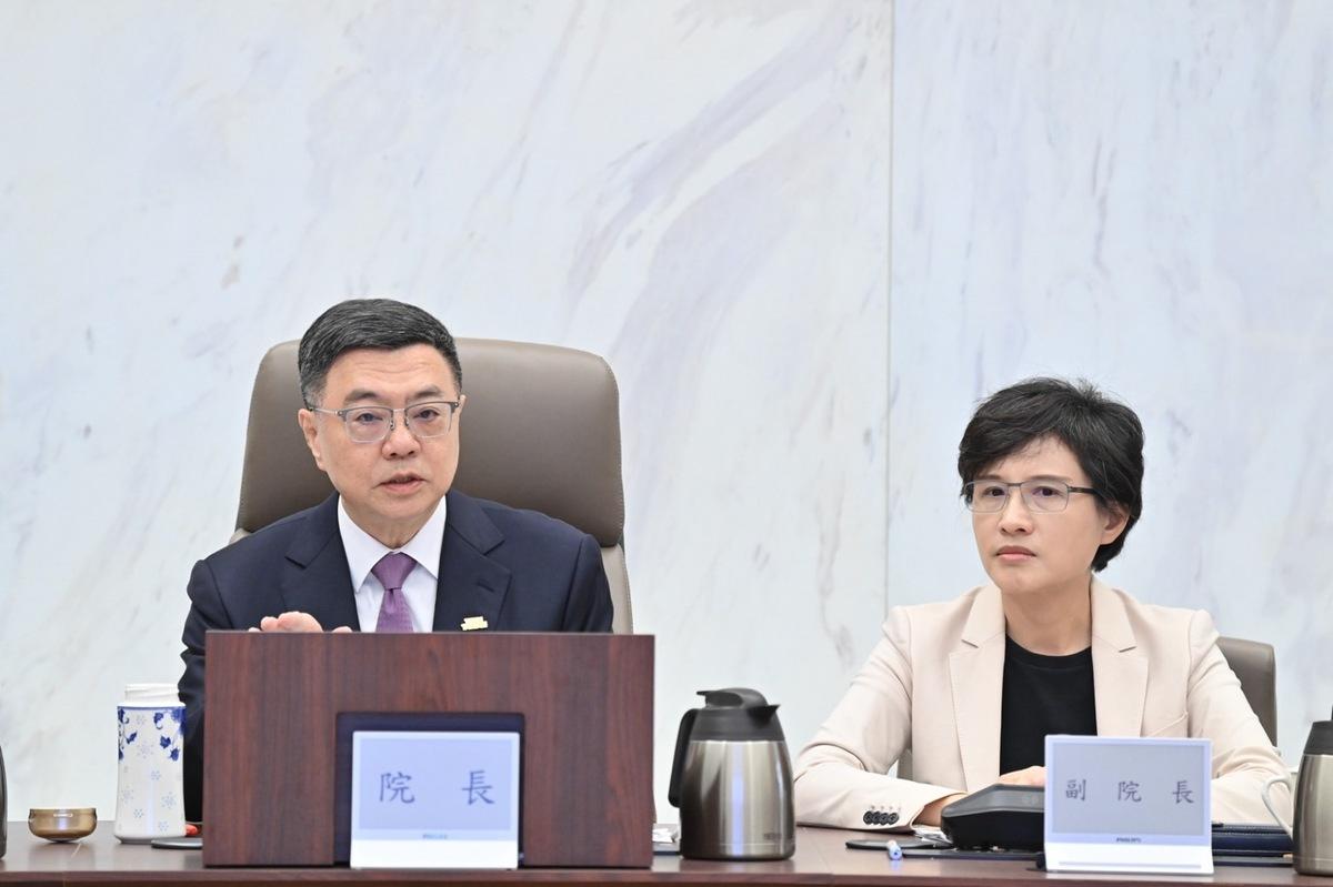 行政院長卓榮泰主持行政院會。右為副院長鄭麗君。 圖：行政院提供