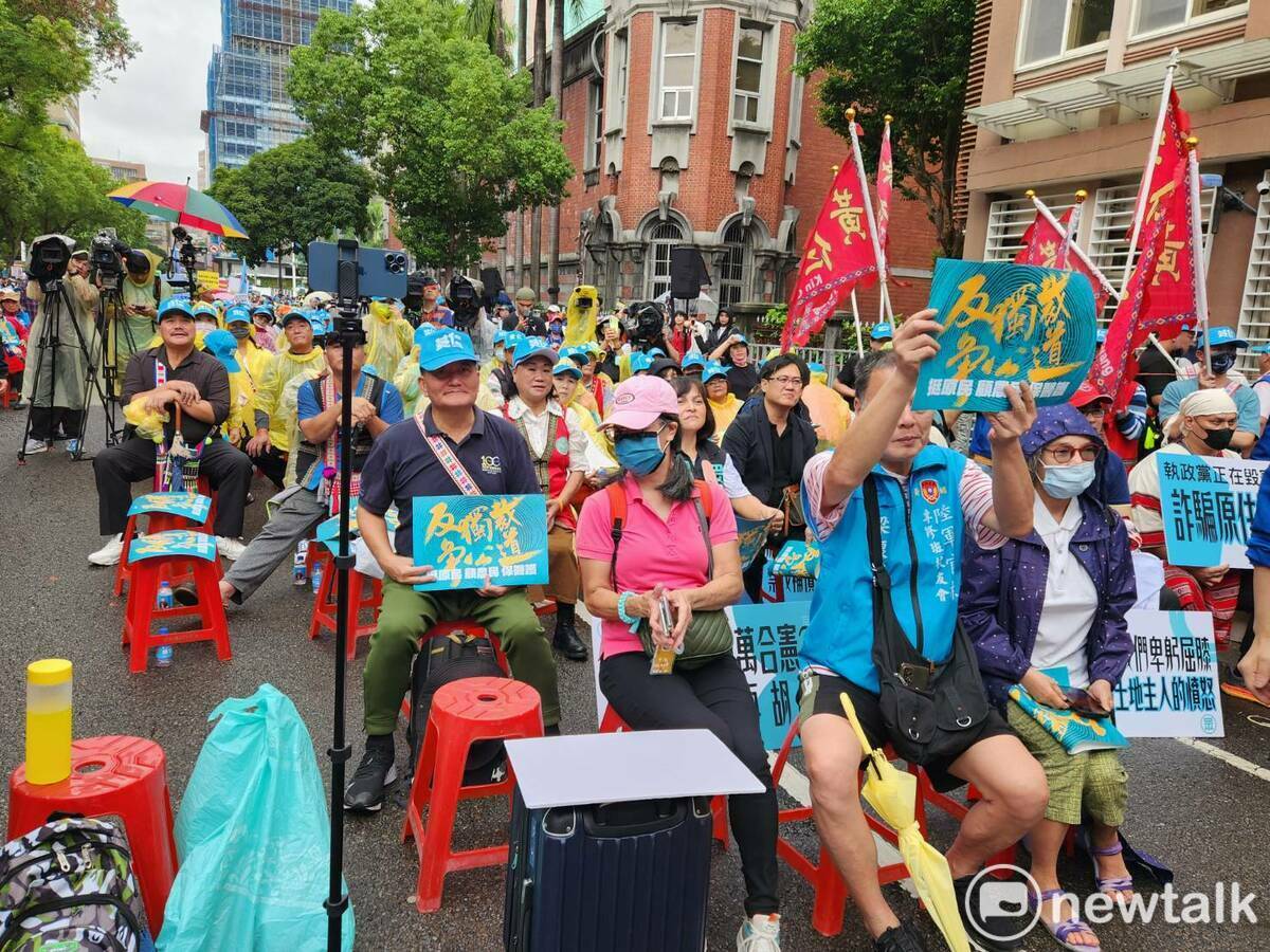 藍營動員原住民及農民、醫護團體於立法院抗議。 圖：黃建豪/攝
