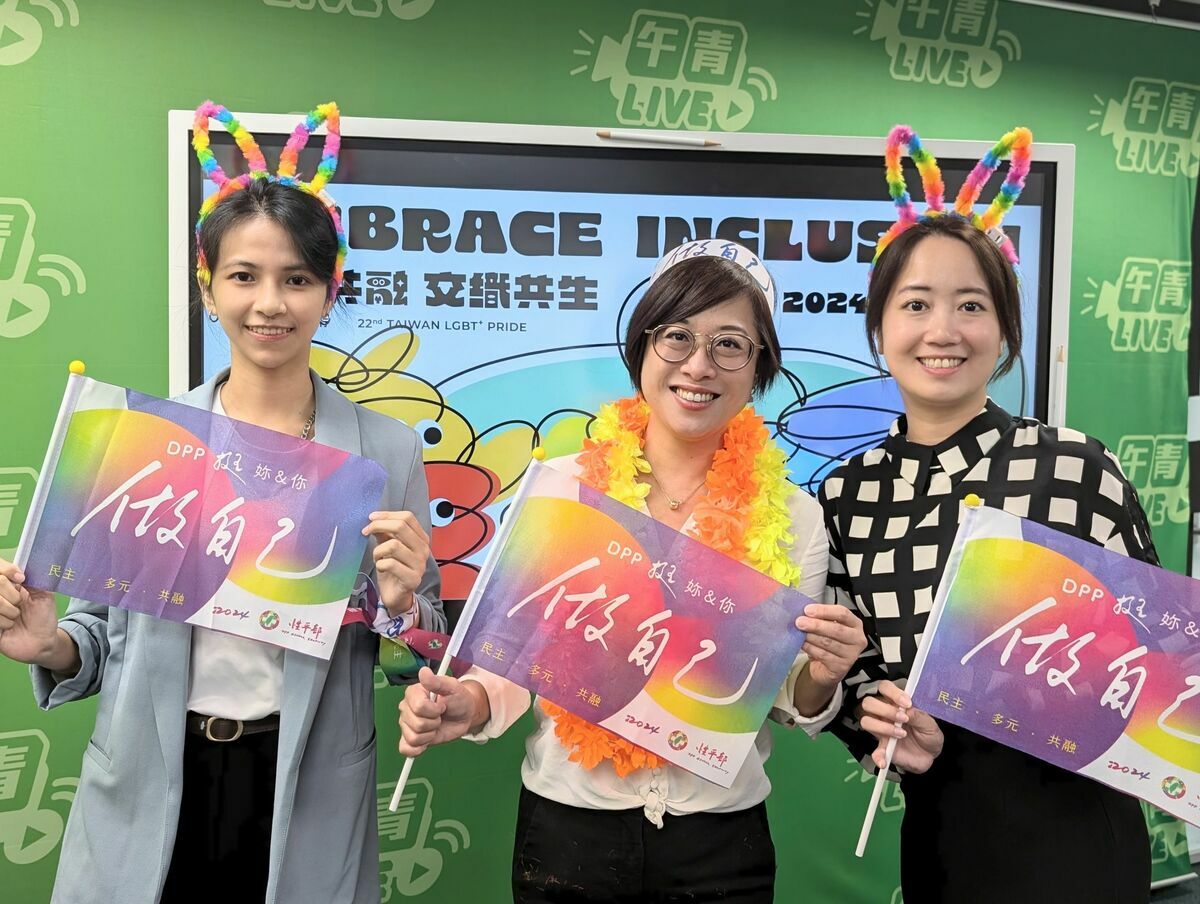 民進黨將組隊參加同志遊行，發言人戴瑋姍（右起）、性平部主任李晏榕等人公布遊行小物。 圖：民進黨提供