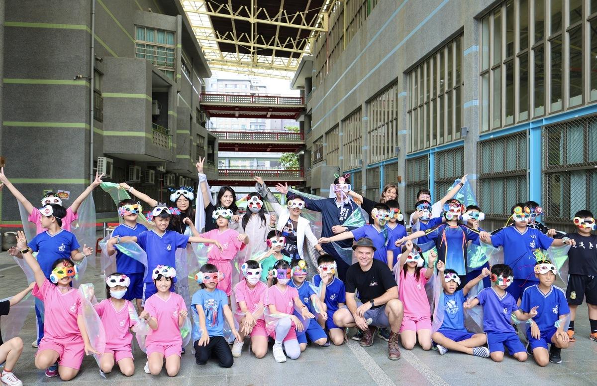 龍華國小學生戴上自製屬面具，約定遊街派對不見不散。 圖：高雄市教育局提供