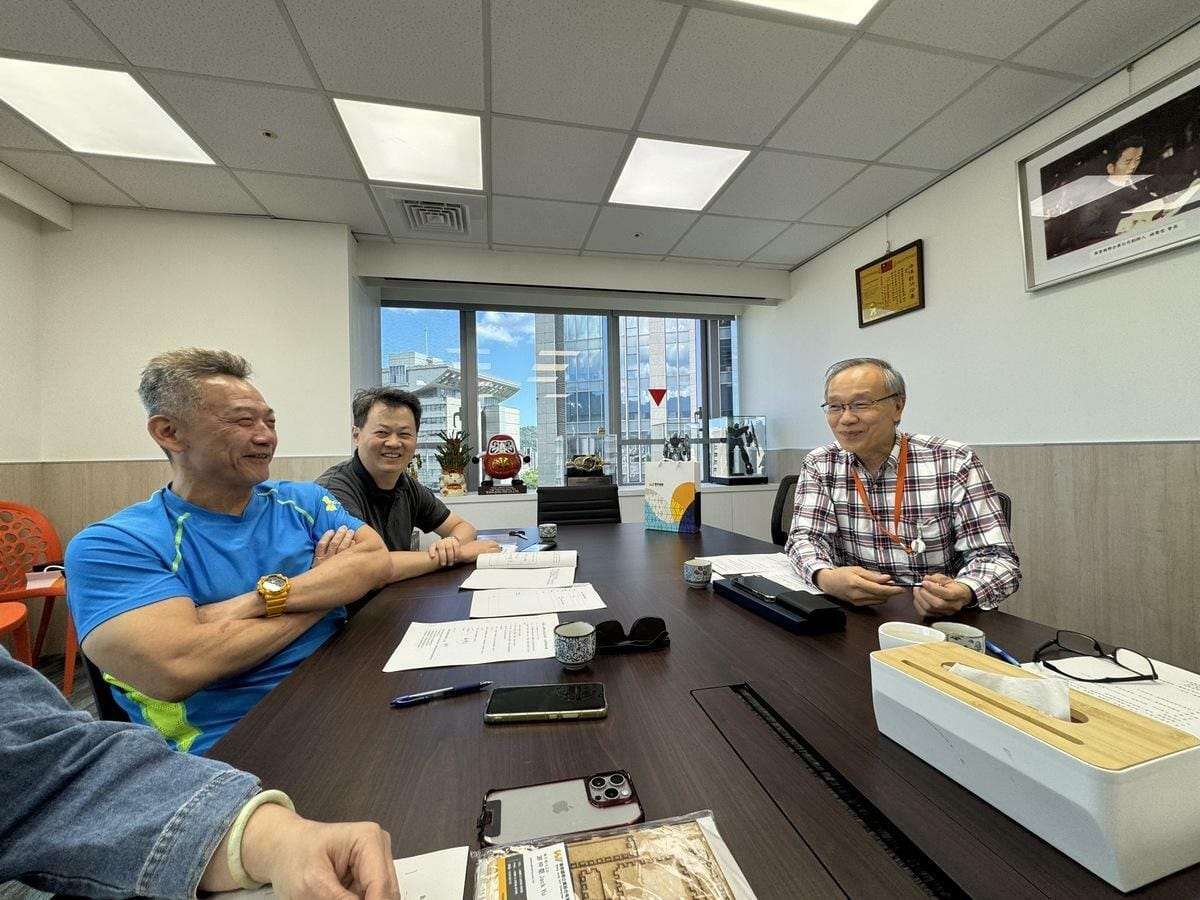 沈中元教授（左一）與游仲堅董事長（右）是多年好友，兩人默契十足將攜手倡議「玩聚學習、快樂共融」的創新模式，讓教育融入「玩中學，學中玩」的「Play &amp; Study」理念，強調寓教於樂，讓孩子們在快樂中吸收知識、激發創意。 圖：東海大學/提供