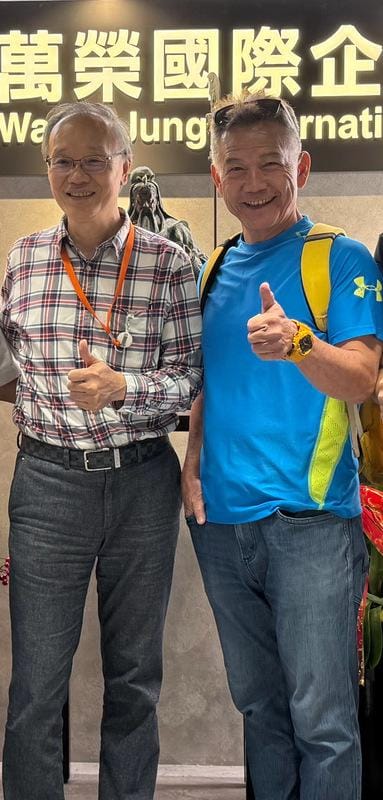 萬榮國際企業董事長游仲堅（左）以其父之名創立游榮吉教育基金會，邀請前國立空中大學副校長沈中元教授共同倡議「玩聚學習、快樂共融」的創新未來教育模式。 圖：東海大學/提供