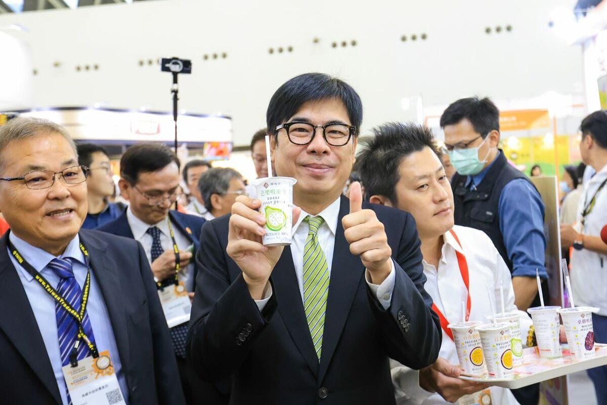 陳其邁(中)現場促銷在地農產品牌。 圖：高雄市農業局提供