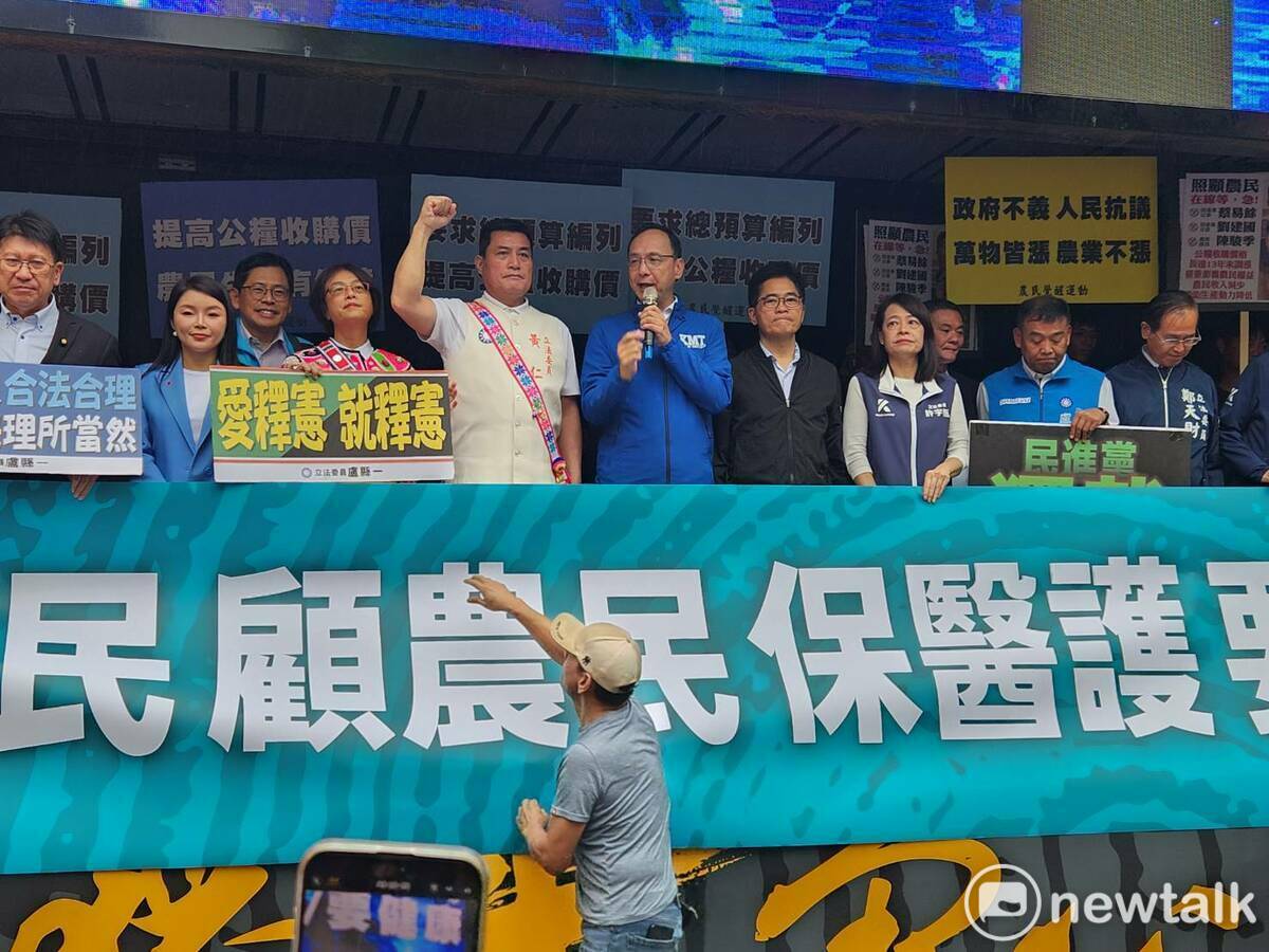 國民黨主席朱立倫赴抗議活動現場致詞。 圖：黃建豪/攝