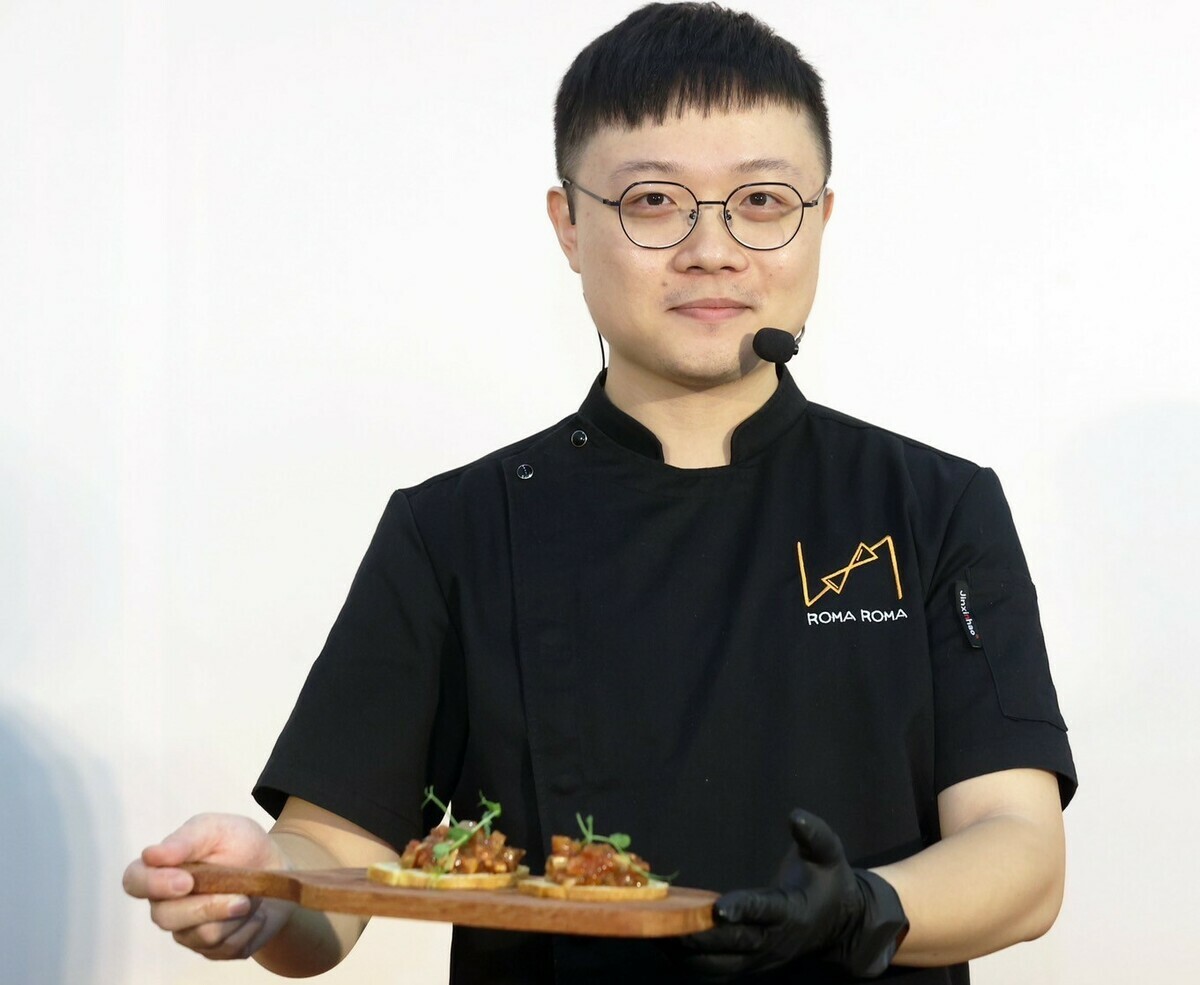 超人氣義式餐廳主廚黃聖祐示範魷魚料理。 圖：台灣區魷秋公會提供