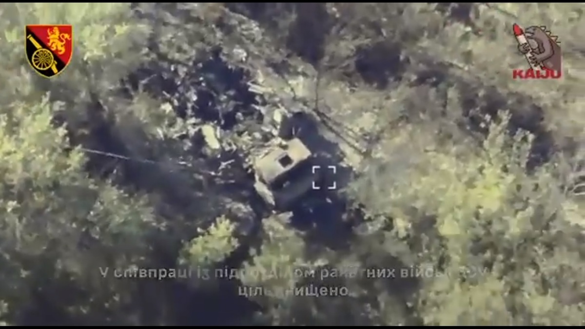 烏克蘭的第 45 砲兵旅發現俄軍部署在戰場上的 R-934B 電子戰系統後，隨即使用海馬斯集束彈發起轟炸，將運載該系統的俄軍卡車炸成廢鐵。