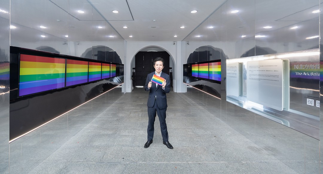 總統府明日將秀出彩虹旗挺同志遊行，圖為副秘書長張惇涵與彩虹旗合照。 圖：翻攝自張惇涵Threads
