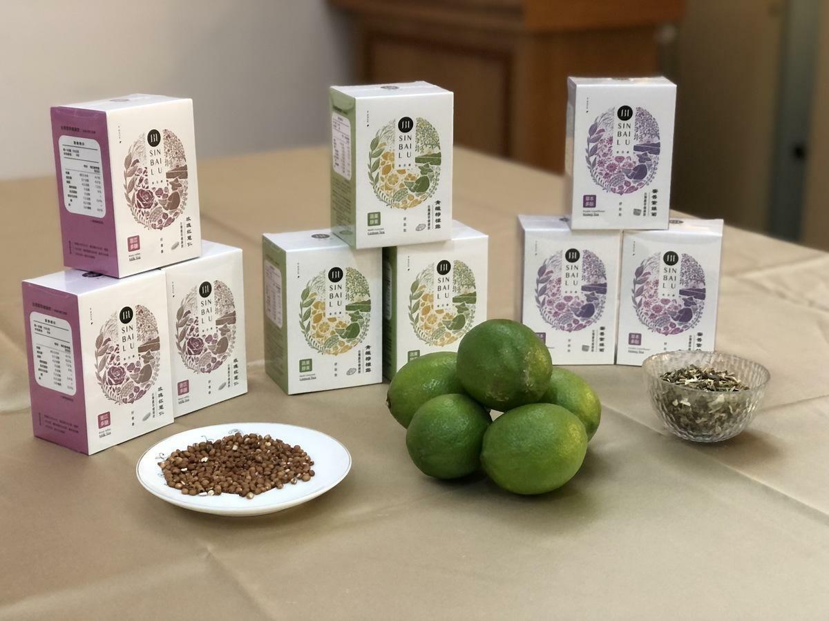 配合觀光工廠成立十週年，新百祿特別推出第一波的台灣農萃健康飲系列三款新產品，包括：花蓮蜜香紫錐菊、屏東青纖檸檬露、嘉義玫瑰紅薏仁，在保有對大自然公平與和諧的基礎下，追求健康樂活的養生之道。 圖：黃博郎／攝