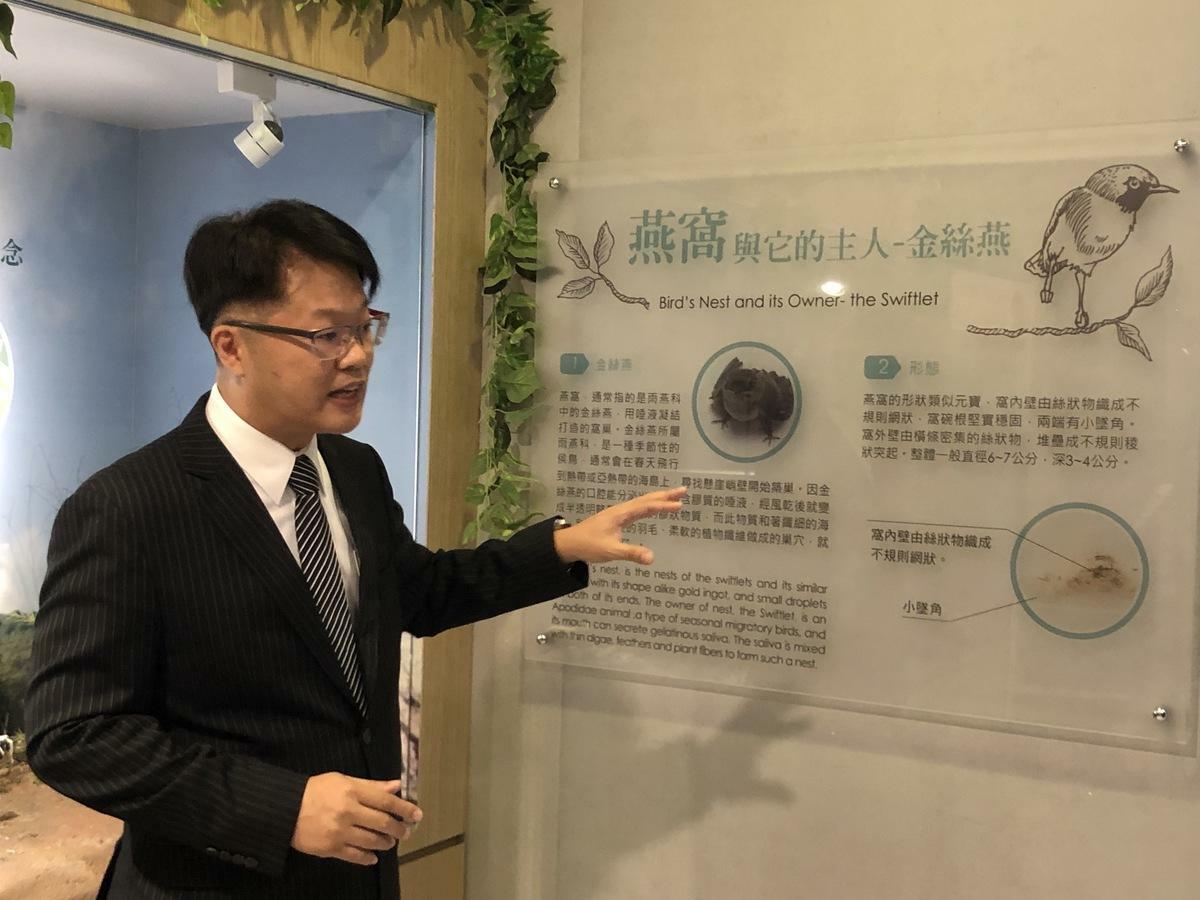 新百祿總經理林意書導覽說明該公司燕窩環保又衛生的生產過程。 圖：黃博郎／攝