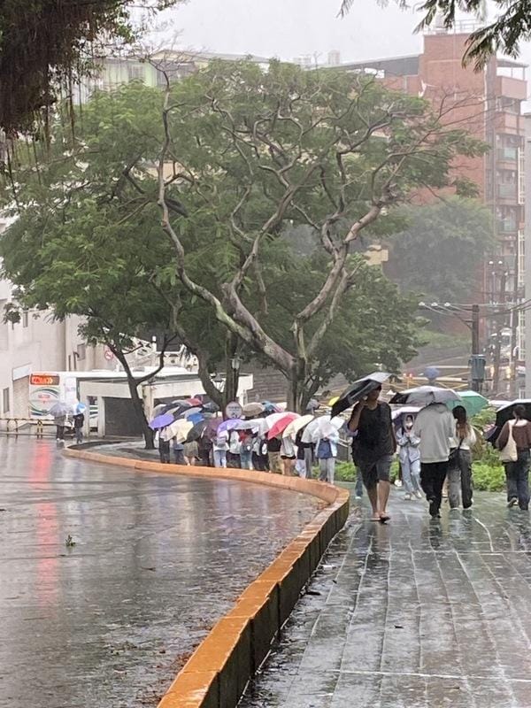 受潭美颱風共伴效應影響，北部、東北部地區降下豪雨恐致災。 圖：楊淑媚／攝影提供