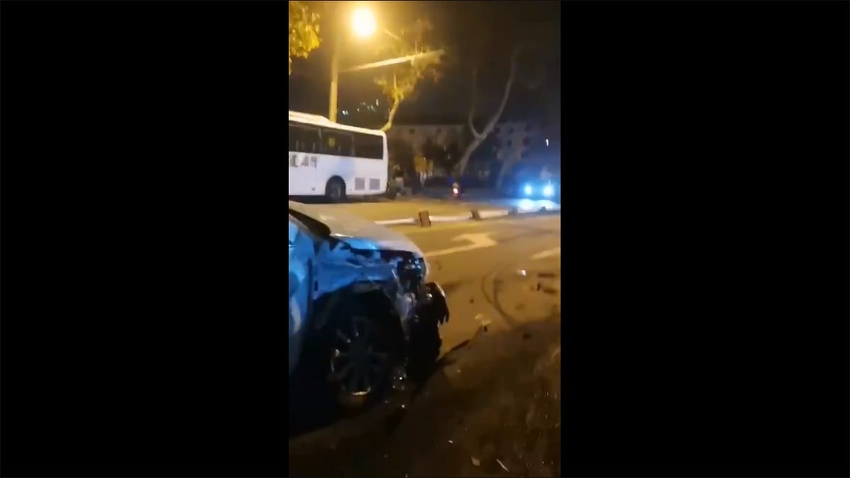 事故現場被撞擊的汽車受損嚴重。 圖：擷取自 @yajunwwz X 分享影片