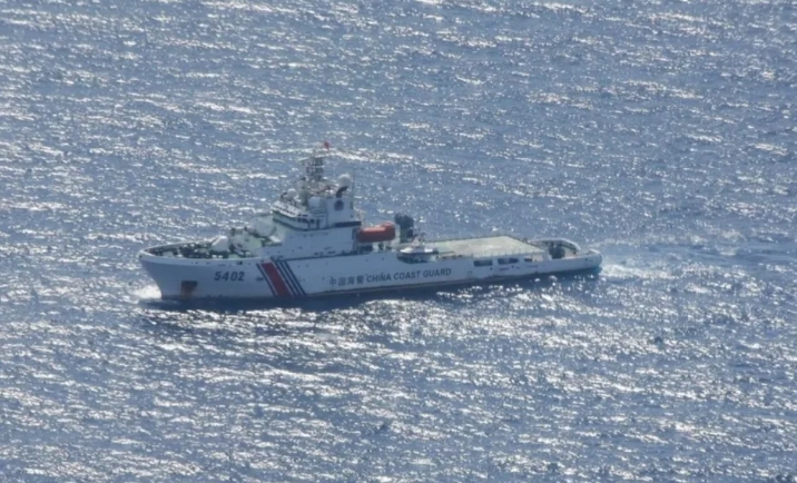 印尼 2 度在印尼經濟海域驅逐中國海警船 CCG5402。 圖 : 翻攝自X@lightning2chan)