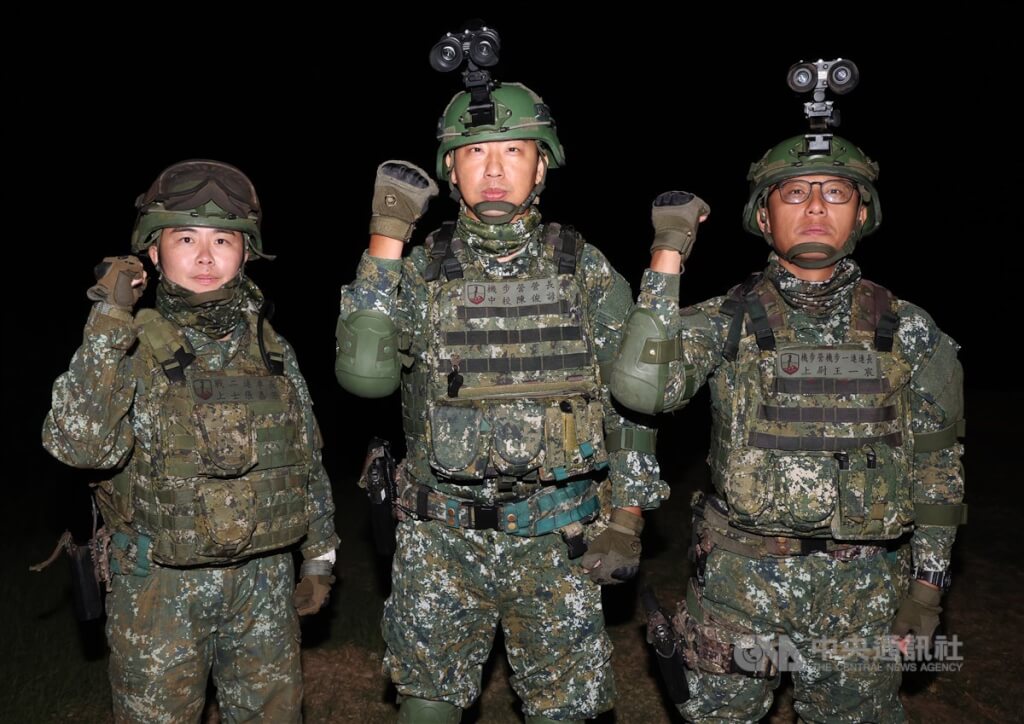 國軍第一作戰區昨天晚間執行「鎮疆操演」實彈射擊訓練，這是鎮疆操演首次於夜間實彈射擊。陸軍澎湖防衛指揮部機步營營長陳俊諺中校（中）、澎防部機步營機步一連連長王一宸上尉（右）與澎防部戰車營戰車二連車長張嘉芳上士（左）會後接受媒體聯訪表示，操演目的在使官兵熟稔夜間戰場，以及強化夜間作戰能力。 圖：中央社提供