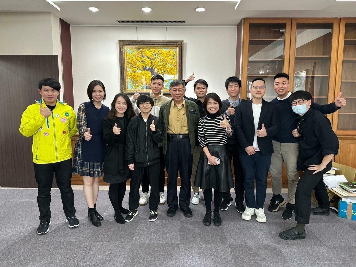 律師黃帝穎分析，「橘子」許芷瑜（左4）的雲端行事曆被破解，對柯文哲（圖中）將有三大不利影響。（圖為2022年北市府市長室機要秘書畢業照） 圖：民眾提供