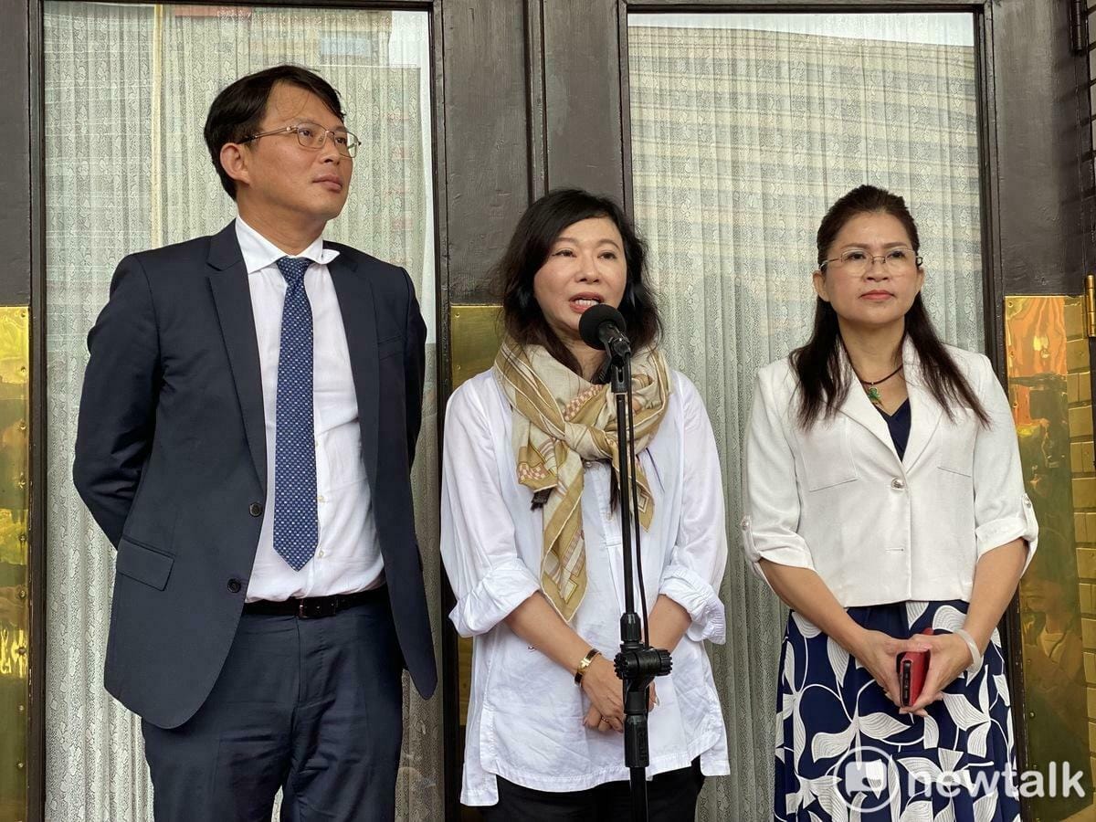 民眾黨團總召黃國昌（左起）、立委林憶君、幹事長麥玉珍。 圖：周煊惠 / 攝