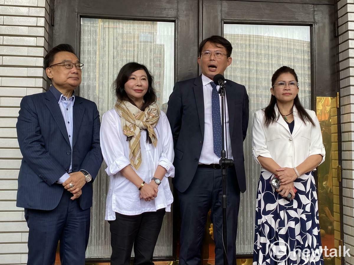 民眾黨團上午於立法院議場外受訪，黨團總召黃國昌（右2）、幹事長麥玉珍（右1）、立委林憶君（左2）、林國成（左1）出席。 圖：周煊惠 / 攝