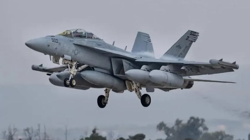10 月 15 日下午，美國海軍一架 EA-18G「咆哮者」電子戰機在進行訓練時於雷尼爾山區域突然墜毀。 圖:翻攝自騰訊網