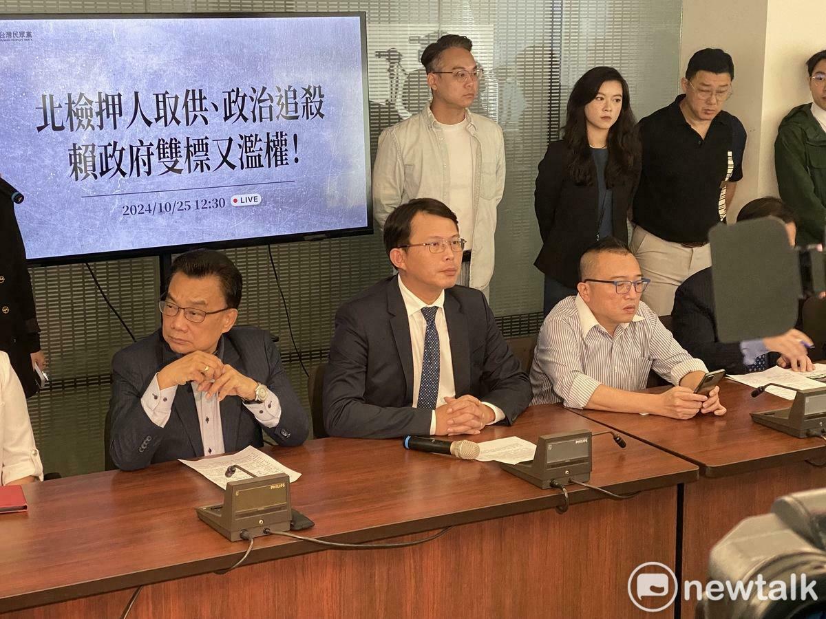 民眾黨今（25）天中午於台玻大樓召開中央緊急應變小組記者會。 圖：周煊惠 / 攝
