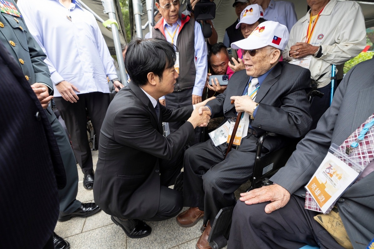 總統賴清德前往金門主持古寧頭戰役75週年活動，與參戰官兵及眷屬相見致意。 圖：總統府／提供