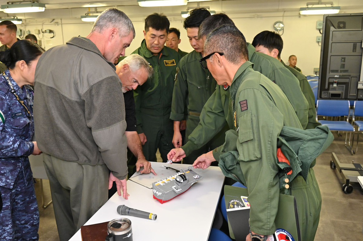美軍人員協助逐一檢視F-35B垂直降落、短距起飛以及其他操作流程的相關SOP。 圖：翻攝「X」@JMSDF_PAO