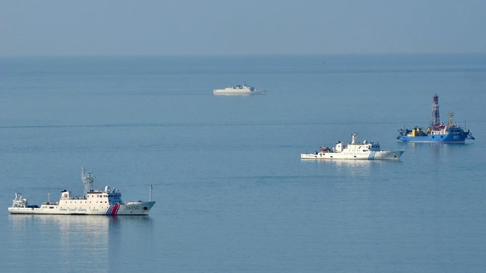 印尼派遣海軍巡邏艇與巡邏機，迫使中國海警船離開。 圖: 翻攝自空天力量