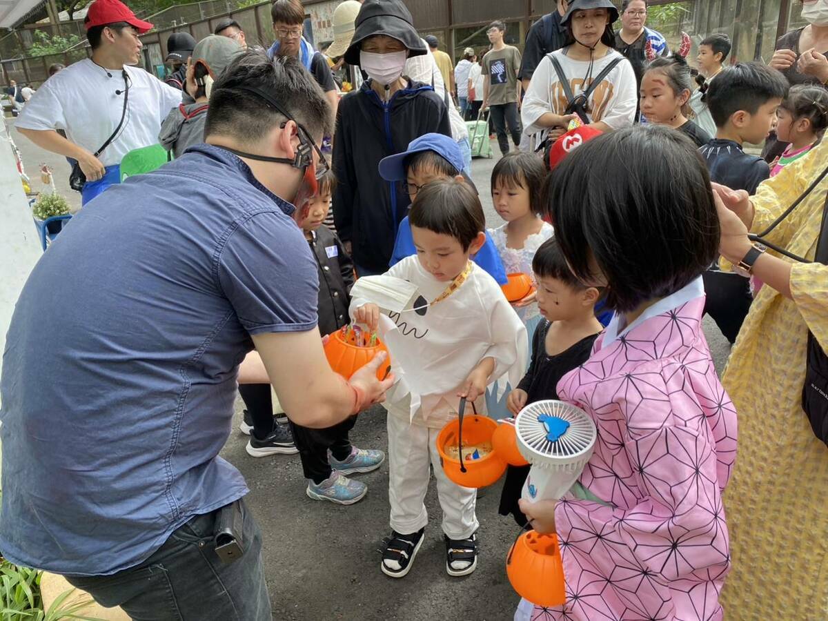 小朋友到壽山動物園討糖趣。 圖：高雄市觀光局提供（資料照）