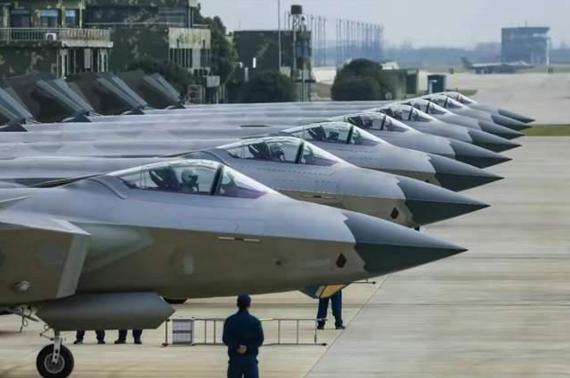 根據《詹氏防衛周刊》最新報導，中國人民解放軍空軍的殲-20 隱身戰鬥機隊伍正在快速擴張，其年產量和裝備速度均超出外界預期。 圖:翻攝自騰訊網