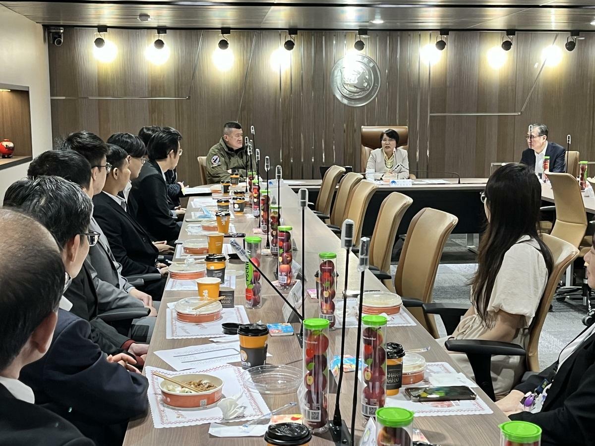 移民署日前驅逐西班牙籍國際詐欺通緝對象奧納德出國，引發社會高度關注，內政部長劉世芳與政務次長馬士元特別於今（25）日赴移民署慰勤，肯定同仁付出的辛勞，並表達堅定捍衛第一線執法同仁的立場。 圖：內政部提供