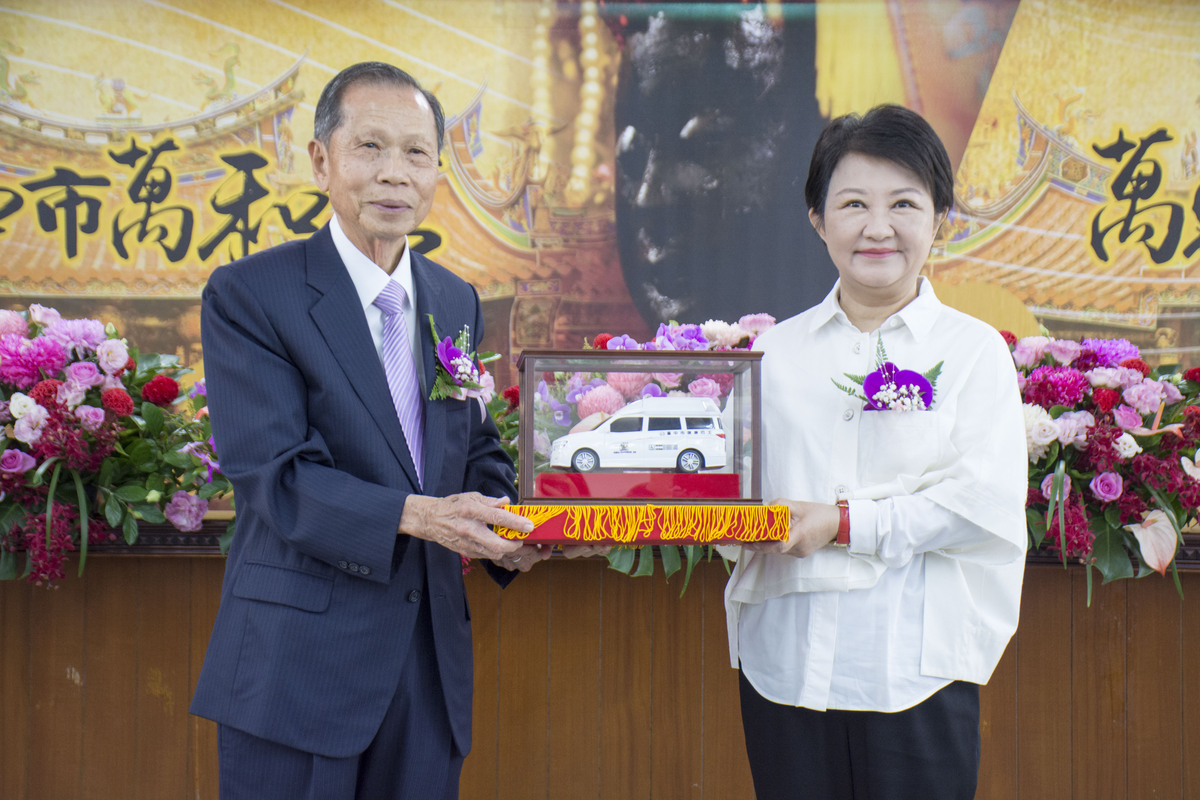 萬和宮捐贈市府高頂復康巴士，由盧秀燕市長代表接受模型車。 圖：台中市政府／提供