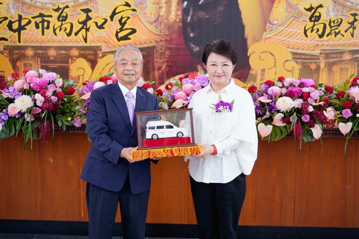 常務董事陳阿水以個人名義捐贈1輛復康巴士。 圖：台中市政府/提供