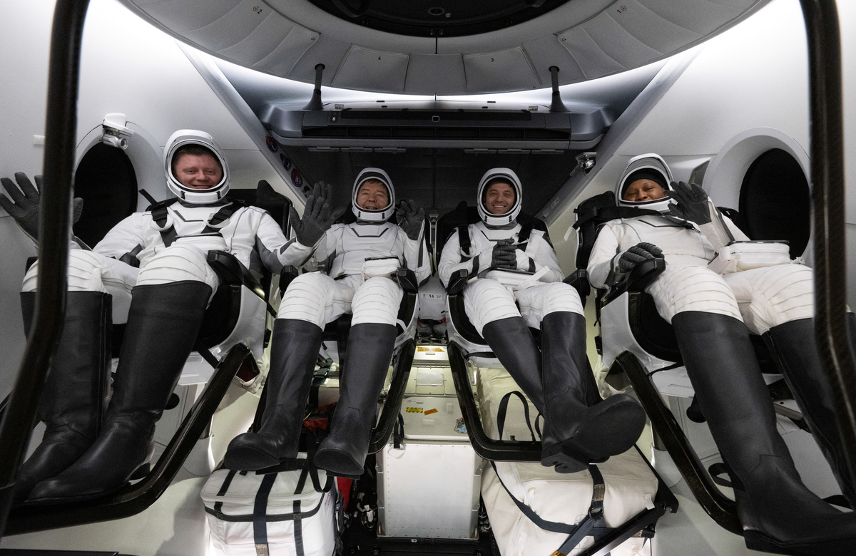 載送美國 NASA 和俄羅斯 Roscosmos 太空人的 SpaceX Crew-8 龍飛船奮進號，今日順利在佛羅里達海岸附近成功濺落。 圖：翻攝自 SpaceX X 帳號