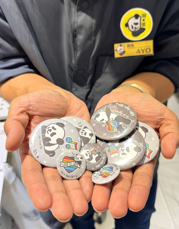 這次特別設計了以熊貓角色「朗胖達」為主的徽章、貼紙、年曆等周邊小物。 圖：我是孩子／提供