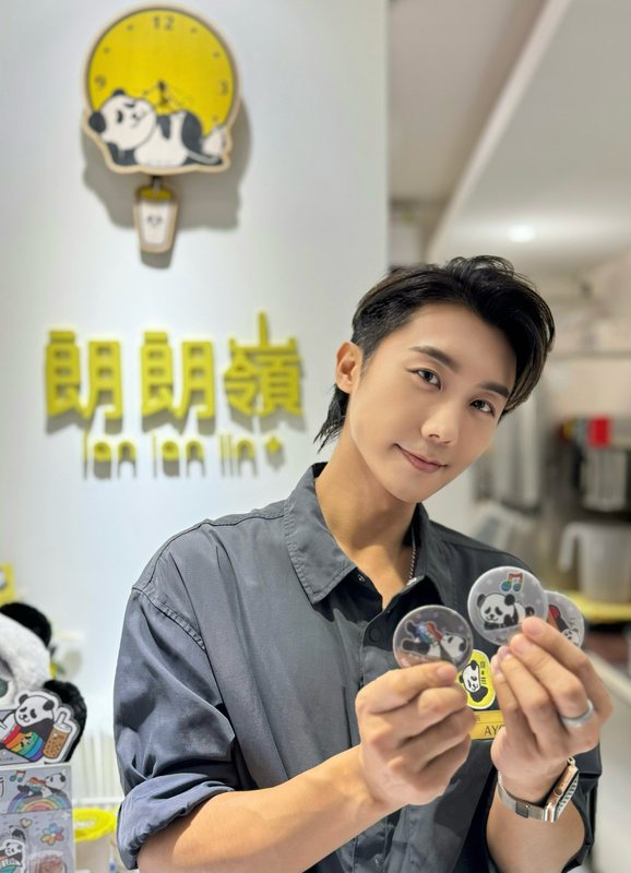 在2021年LINE貼圖新人賞冠軍的他，不僅在設計領域取得亮眼的成績，還成功跨界開設了一家以熊貓為主題的手搖飲專賣店。 圖：我是孩子插畫家／提供