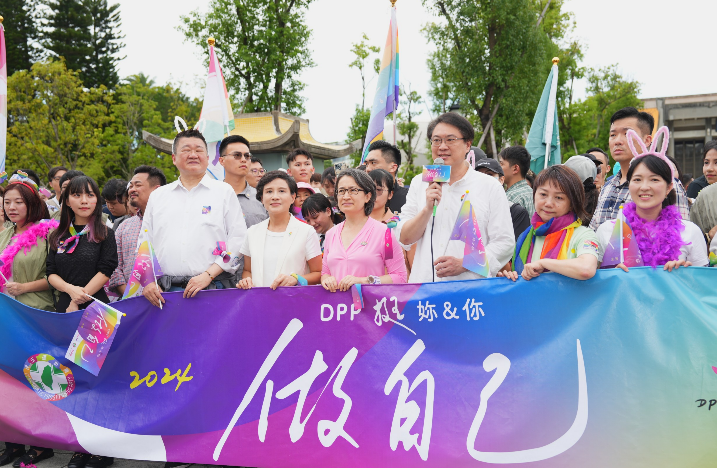 民進黨秘書長林右昌率領黨公職出席同志遊行。 圖：民進黨提供